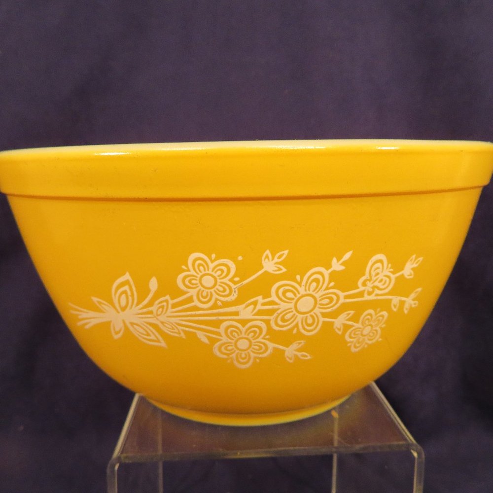 Vintage PYREX Butterfly Gold Mixing Bowl 4 Cup Capacity (140C)